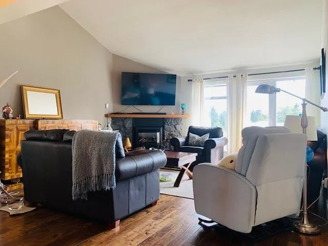 1432 View Crescent