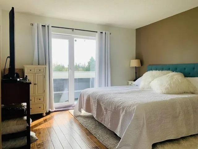 1432 View Crescent