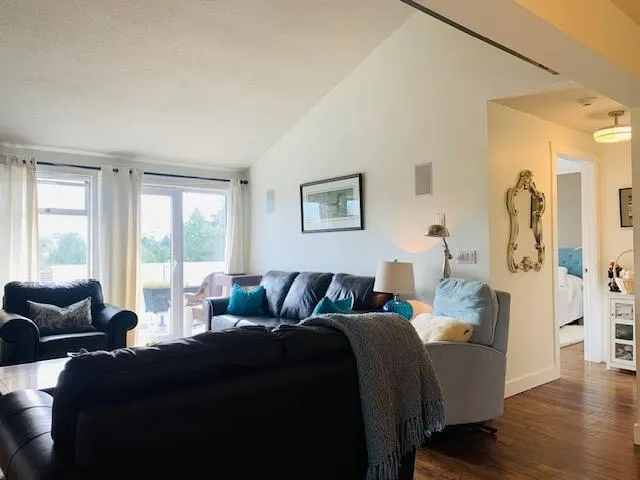 1432 View Crescent