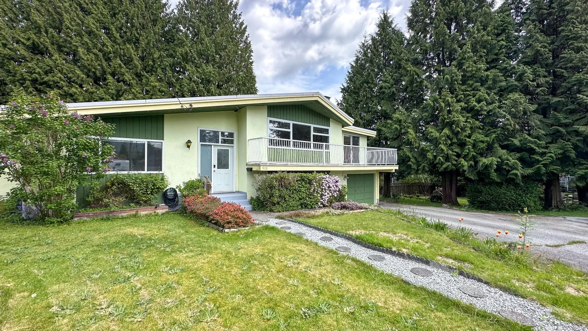 916 Glenacre Court