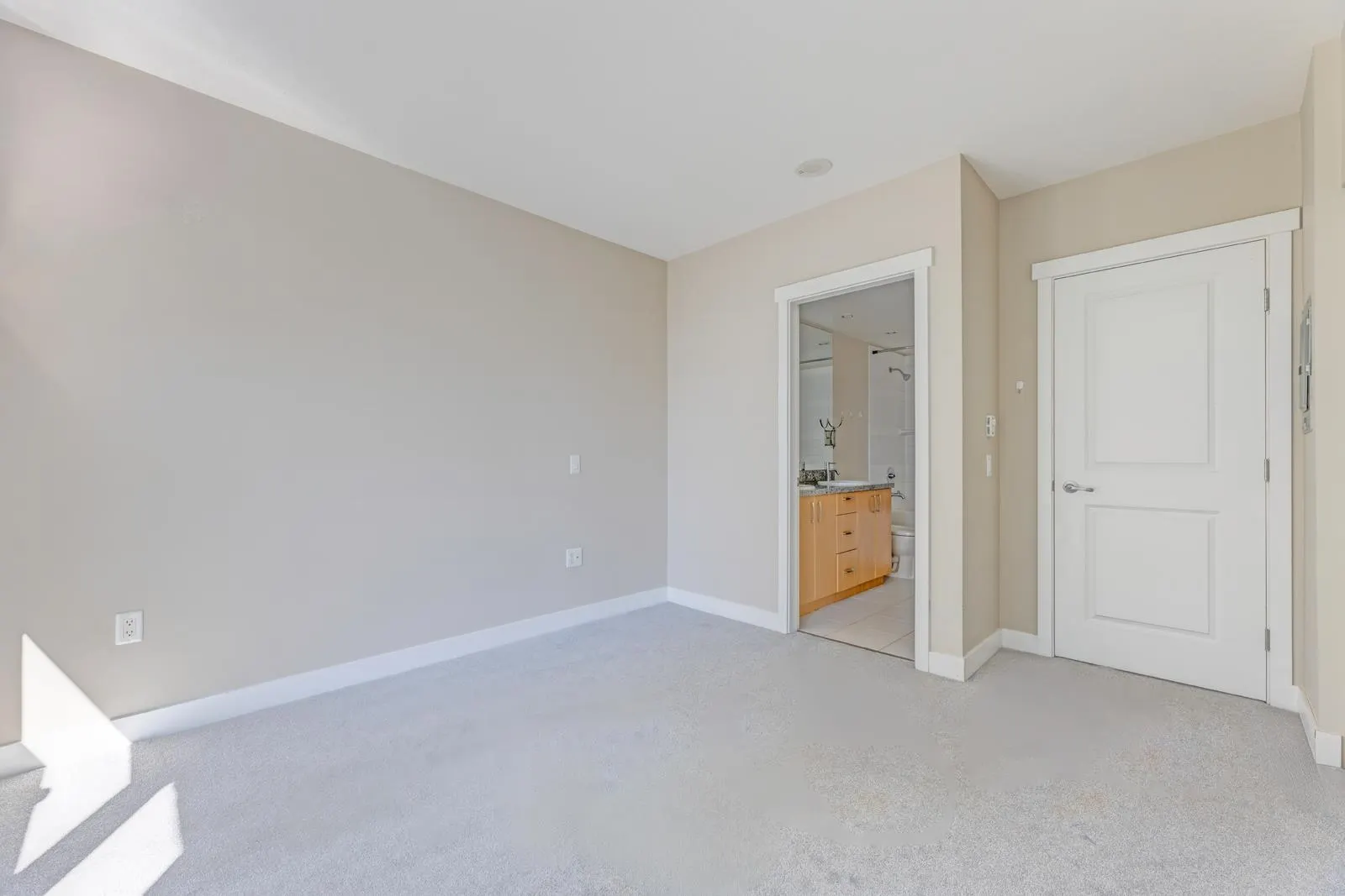 307 9222 University Crescent
