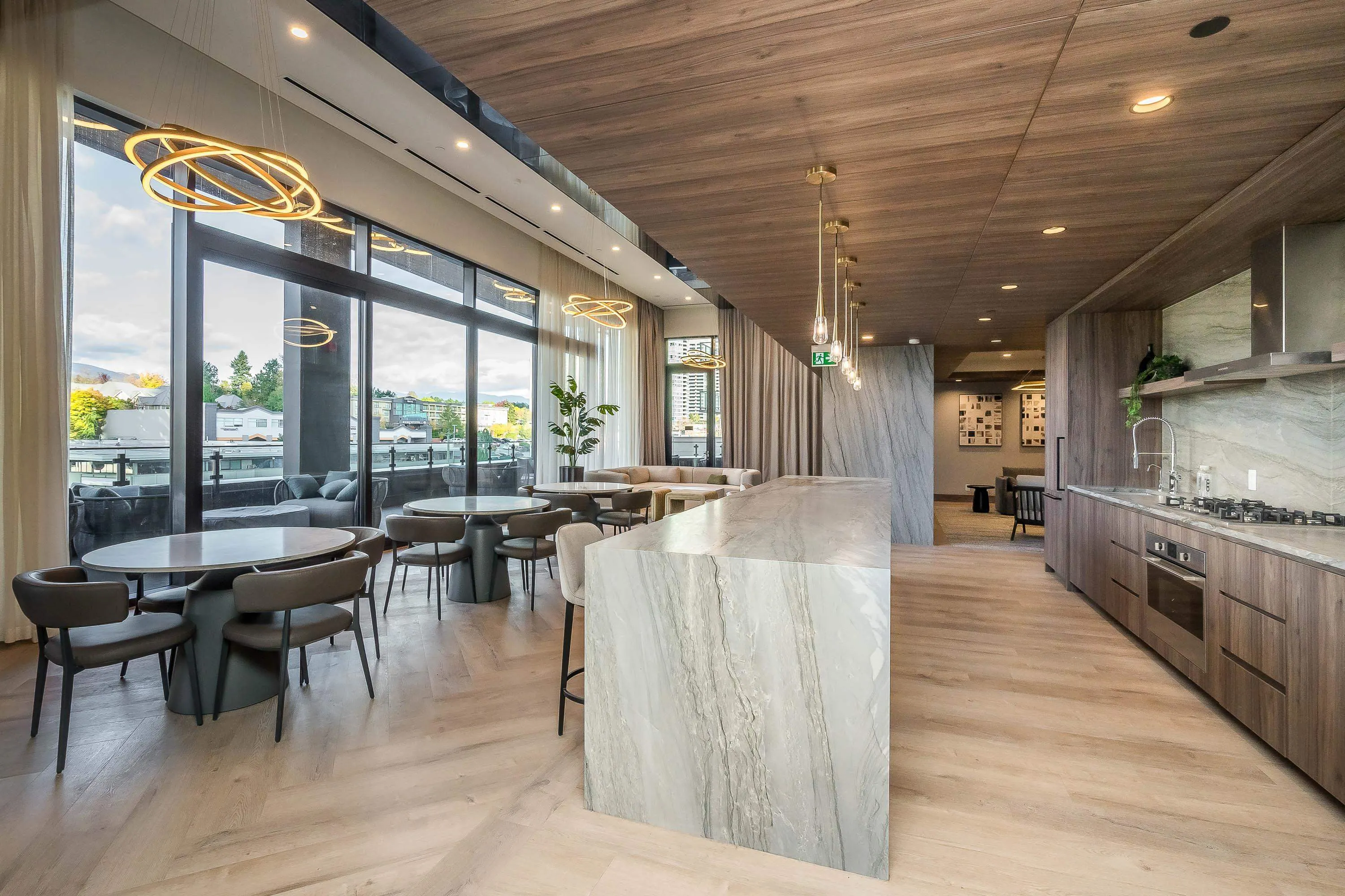 2707 4168 Lougheed Highway