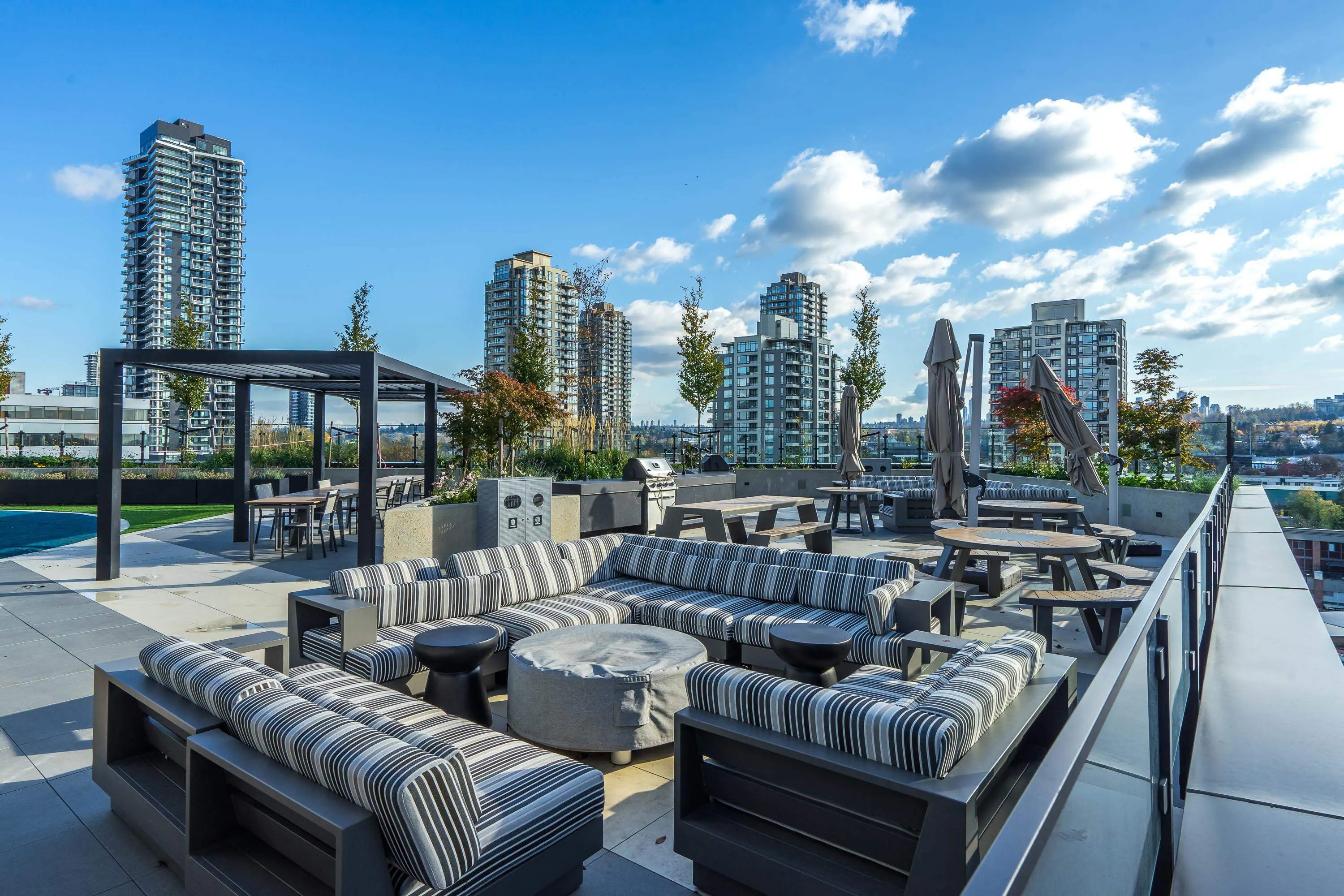 2707 4168 Lougheed Highway