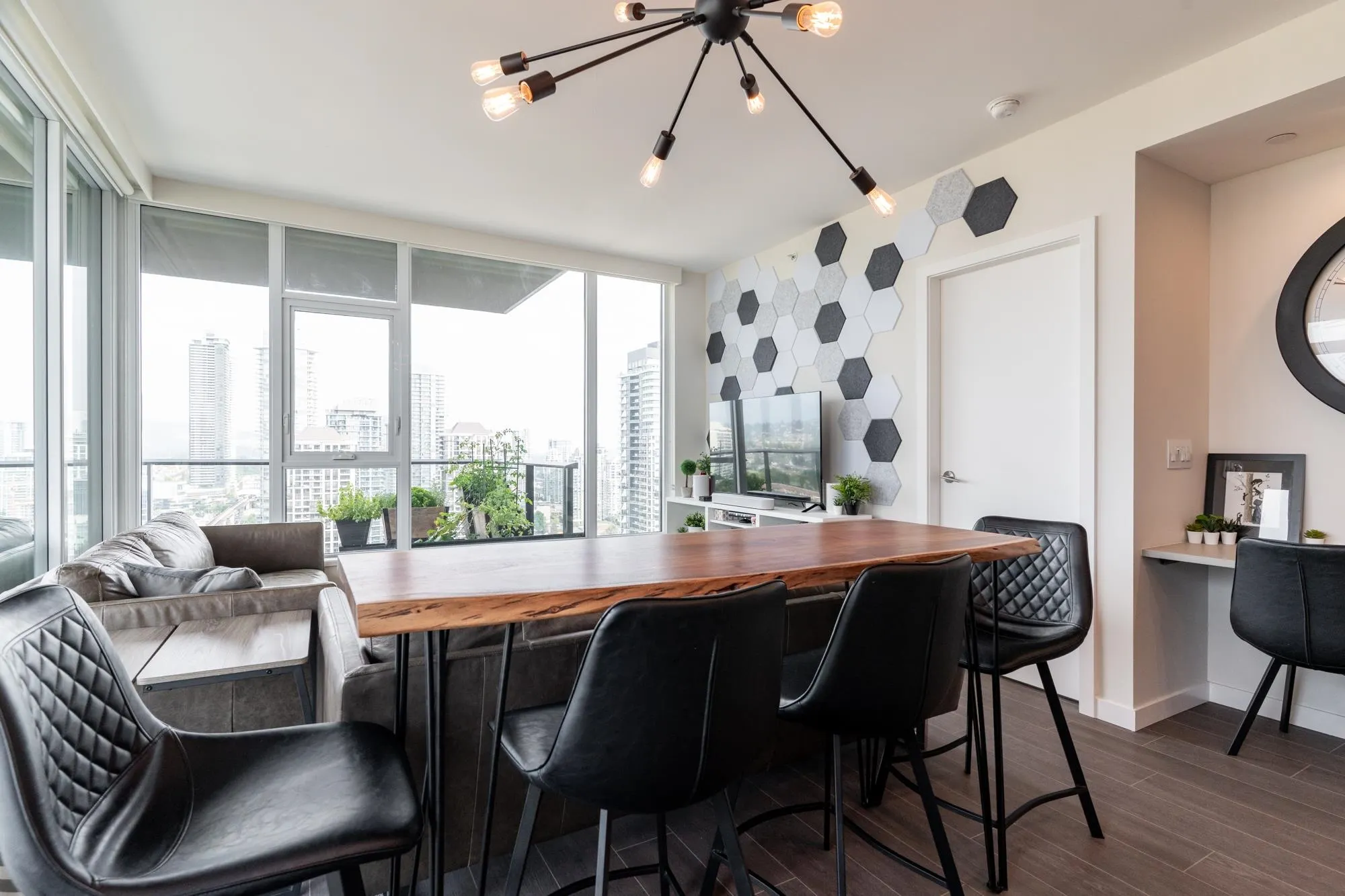 2707 4168 Lougheed Highway