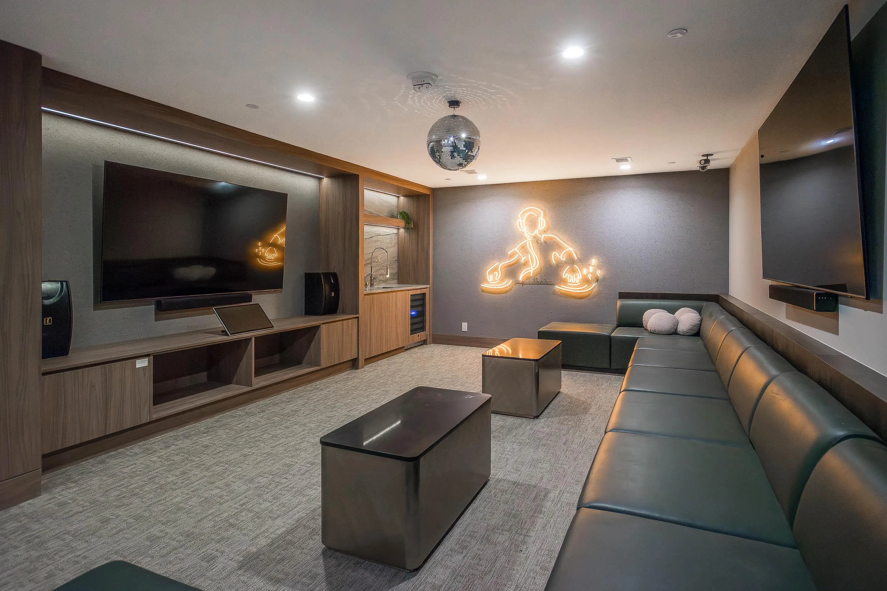2707 4168 Lougheed Highway
