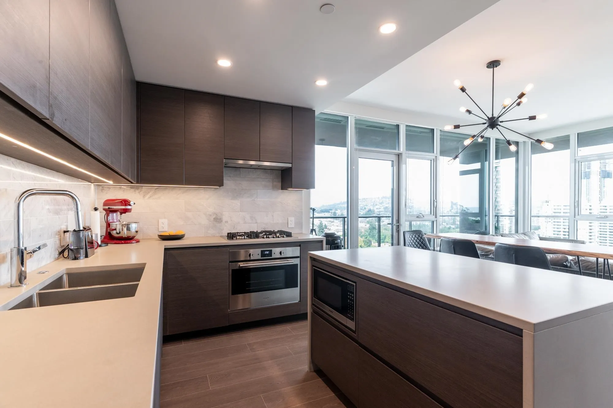 2707 4168 Lougheed Highway