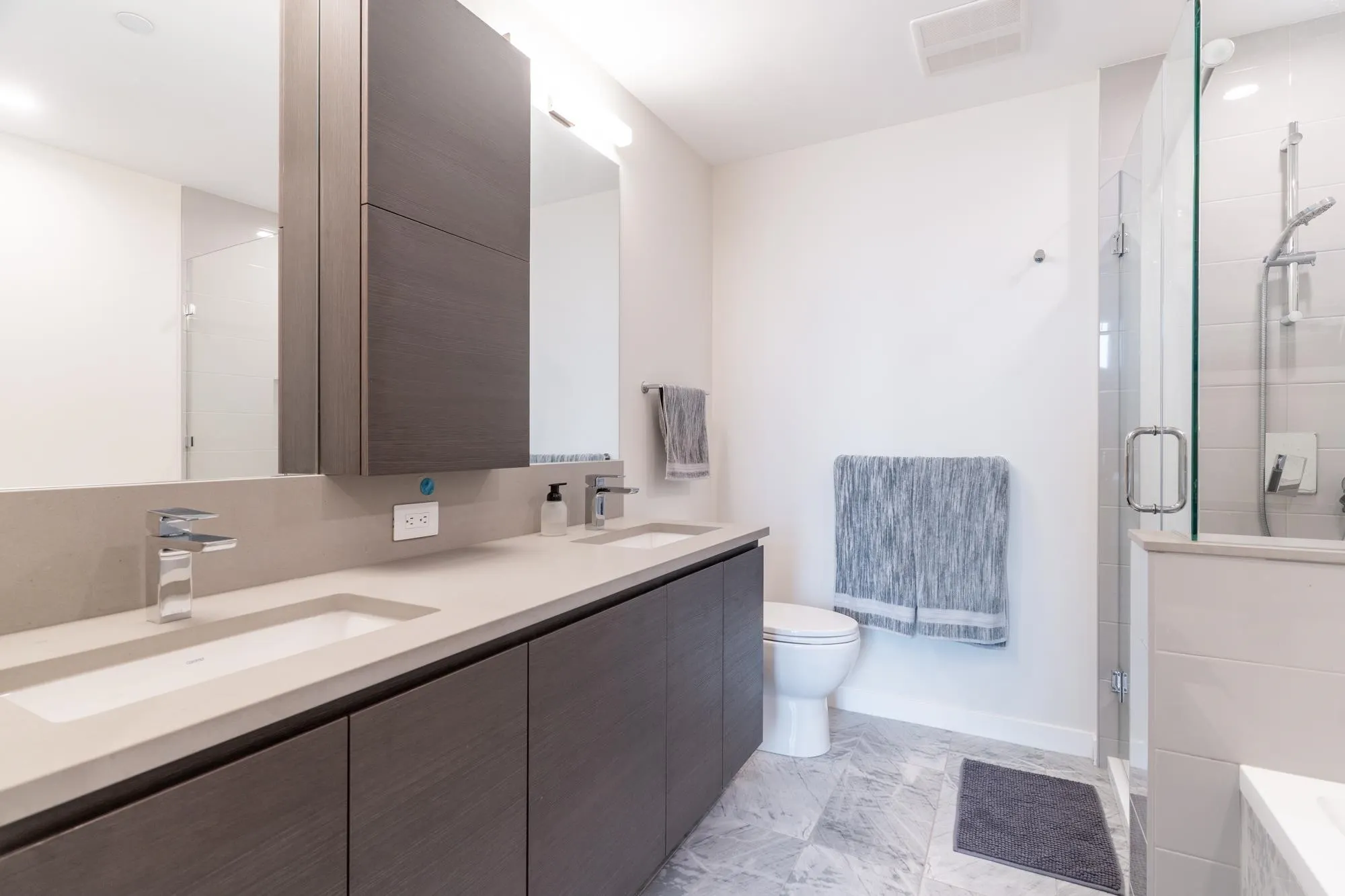 2707 4168 Lougheed Highway