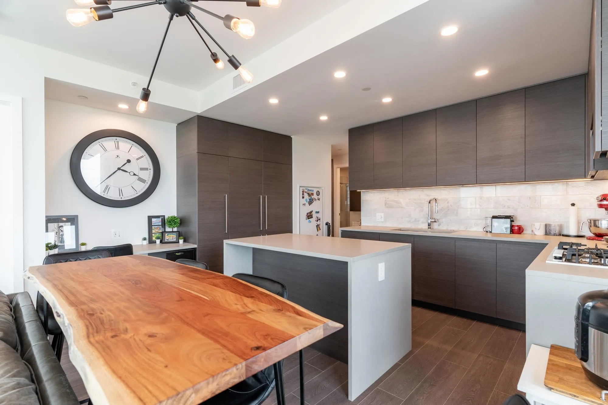 2707 4168 Lougheed Highway