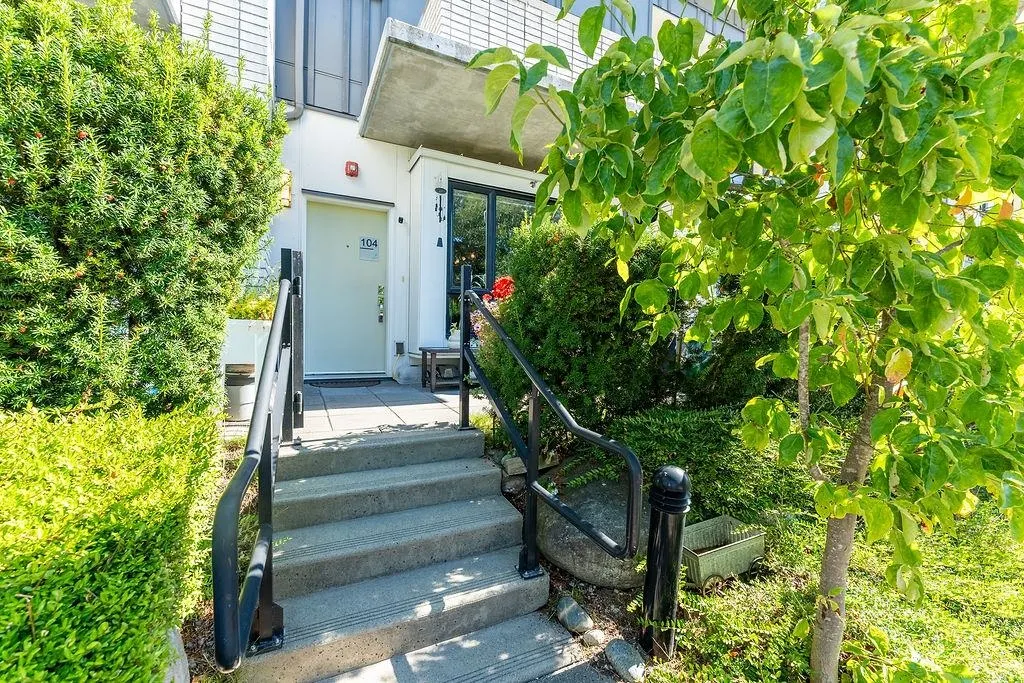 104 9350 University High Street
