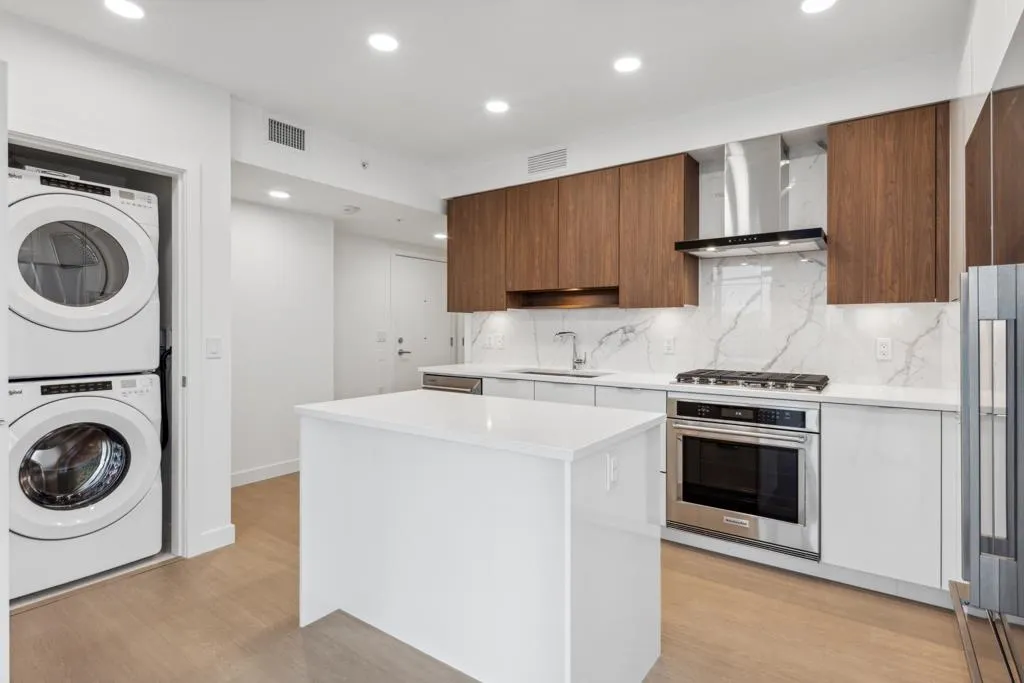 1808 7683 Park Crescent