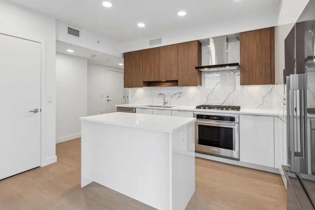 1808 7683 Park Crescent