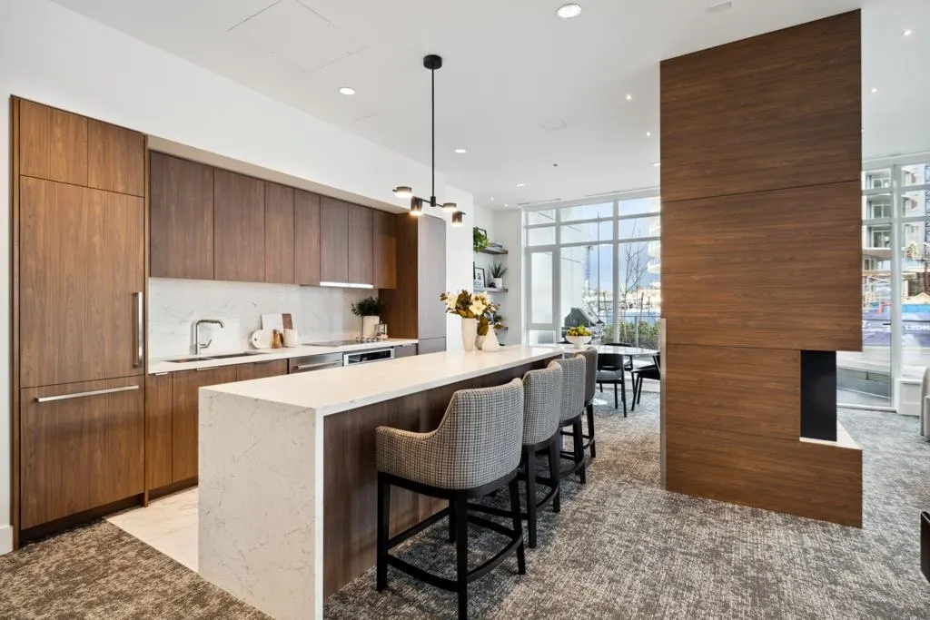 1808 7683 Park Crescent