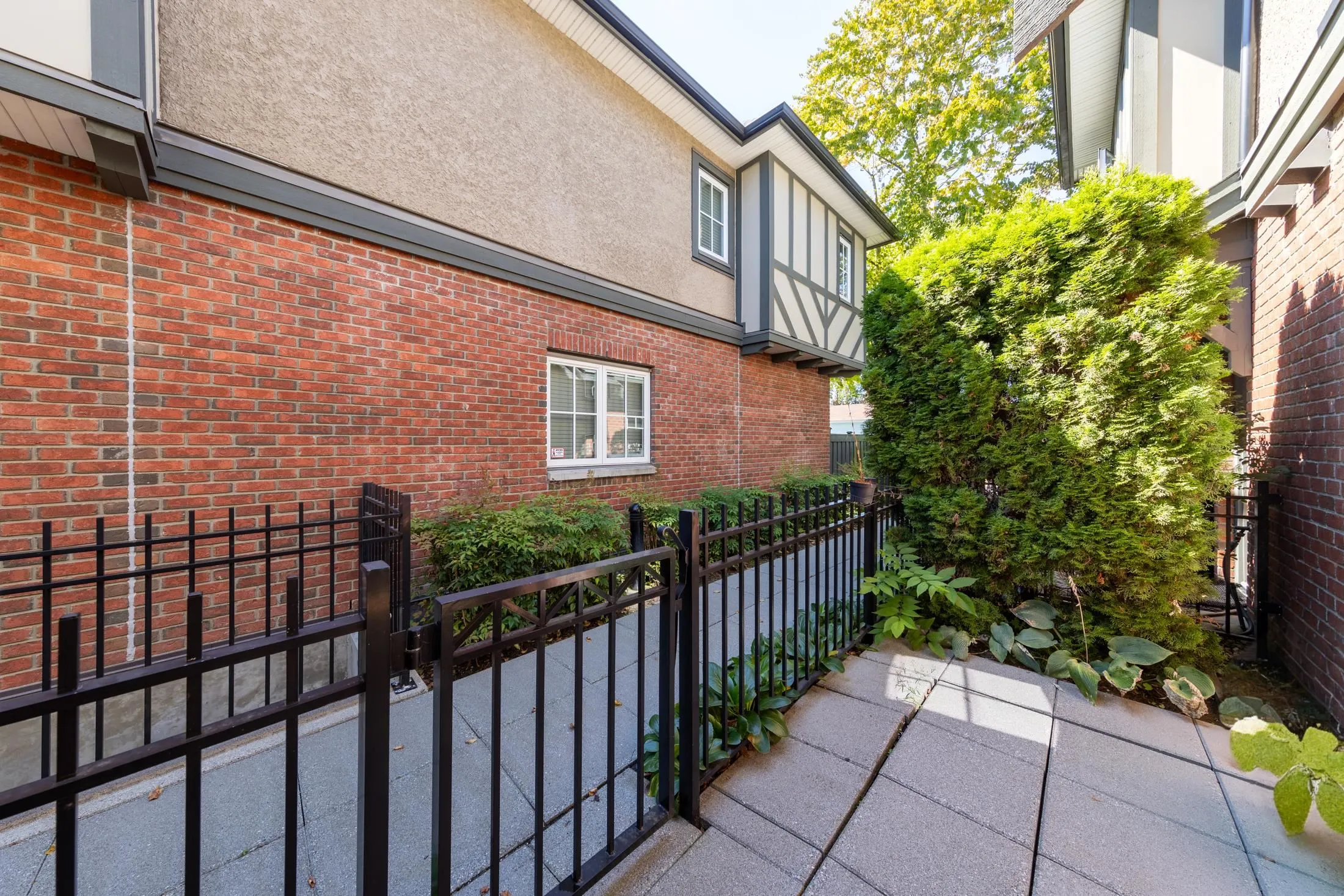 1016 W 45th Avenue