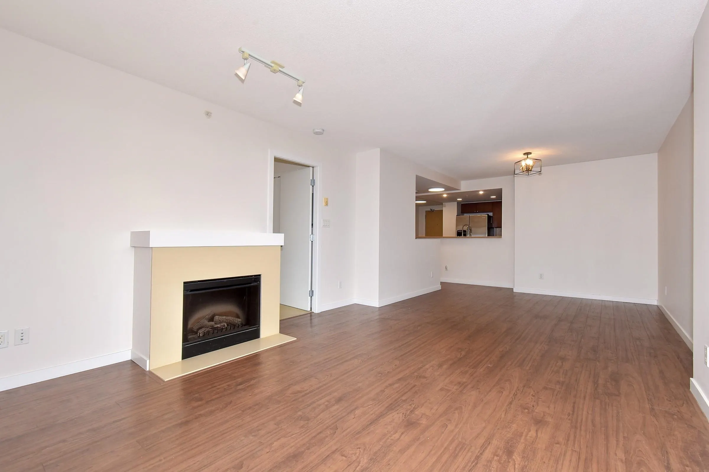 804 8120 Lansdowne Road