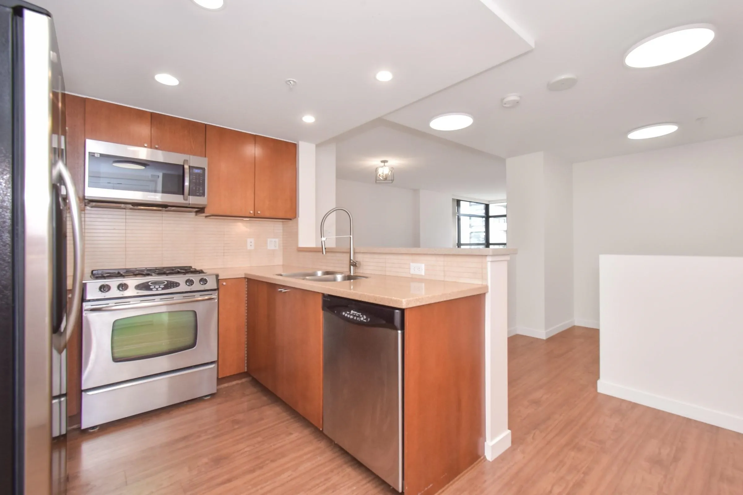 804 8120 Lansdowne Road