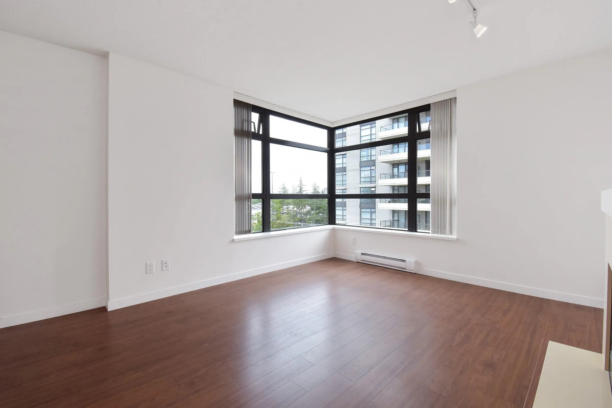 804 8120 Lansdowne Road