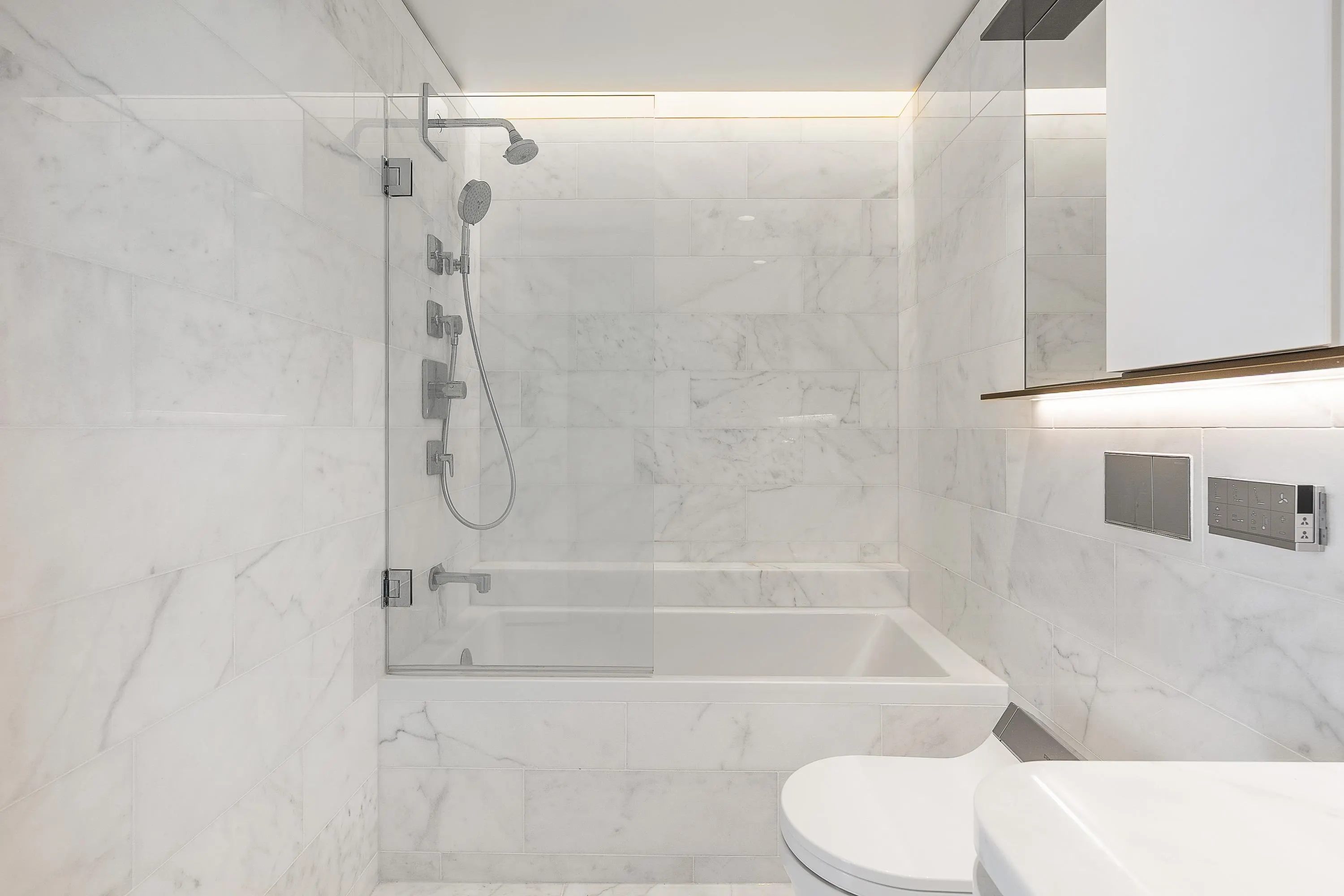2104 1482 Robson Street