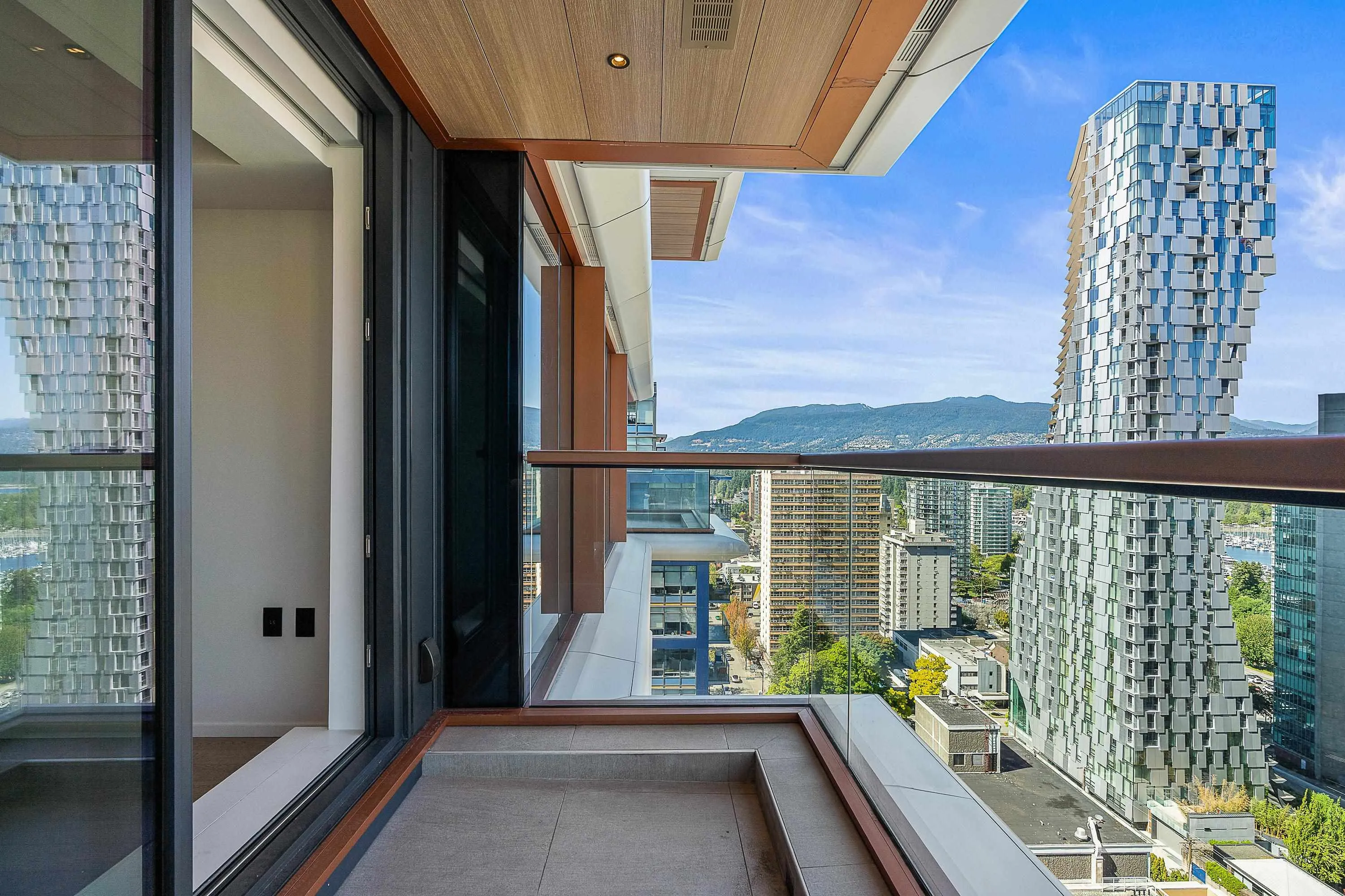 2104 1482 Robson Street
