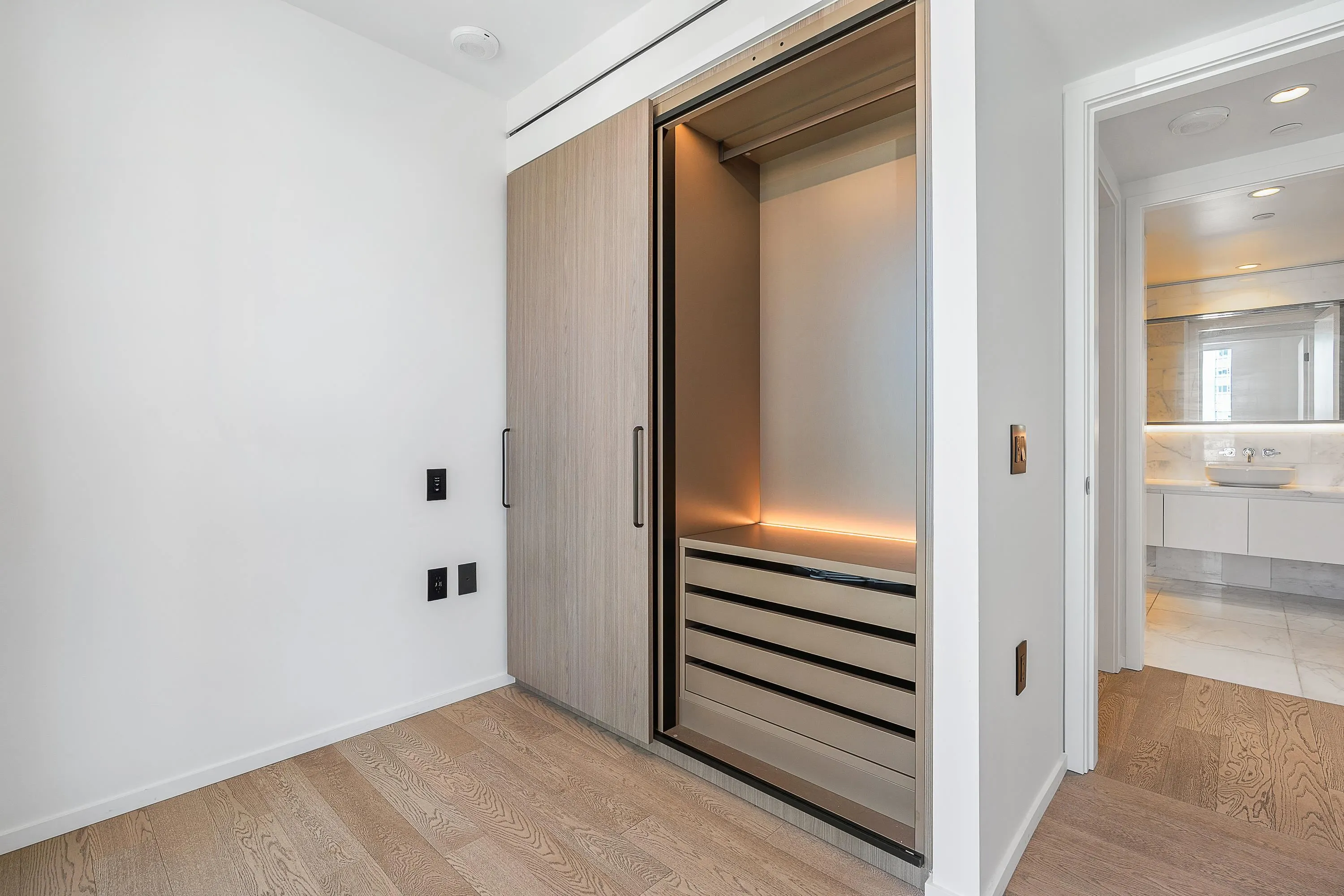 2104 1482 Robson Street