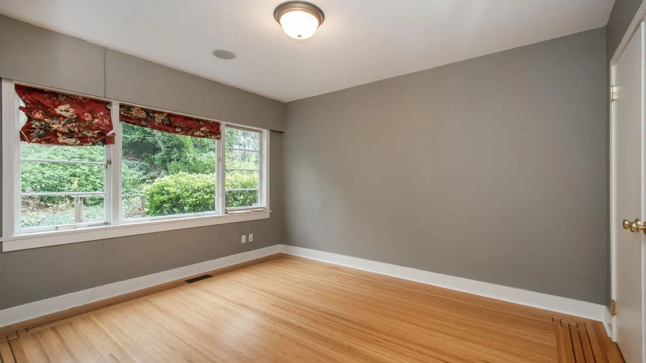 986 Esquimalt Avenue