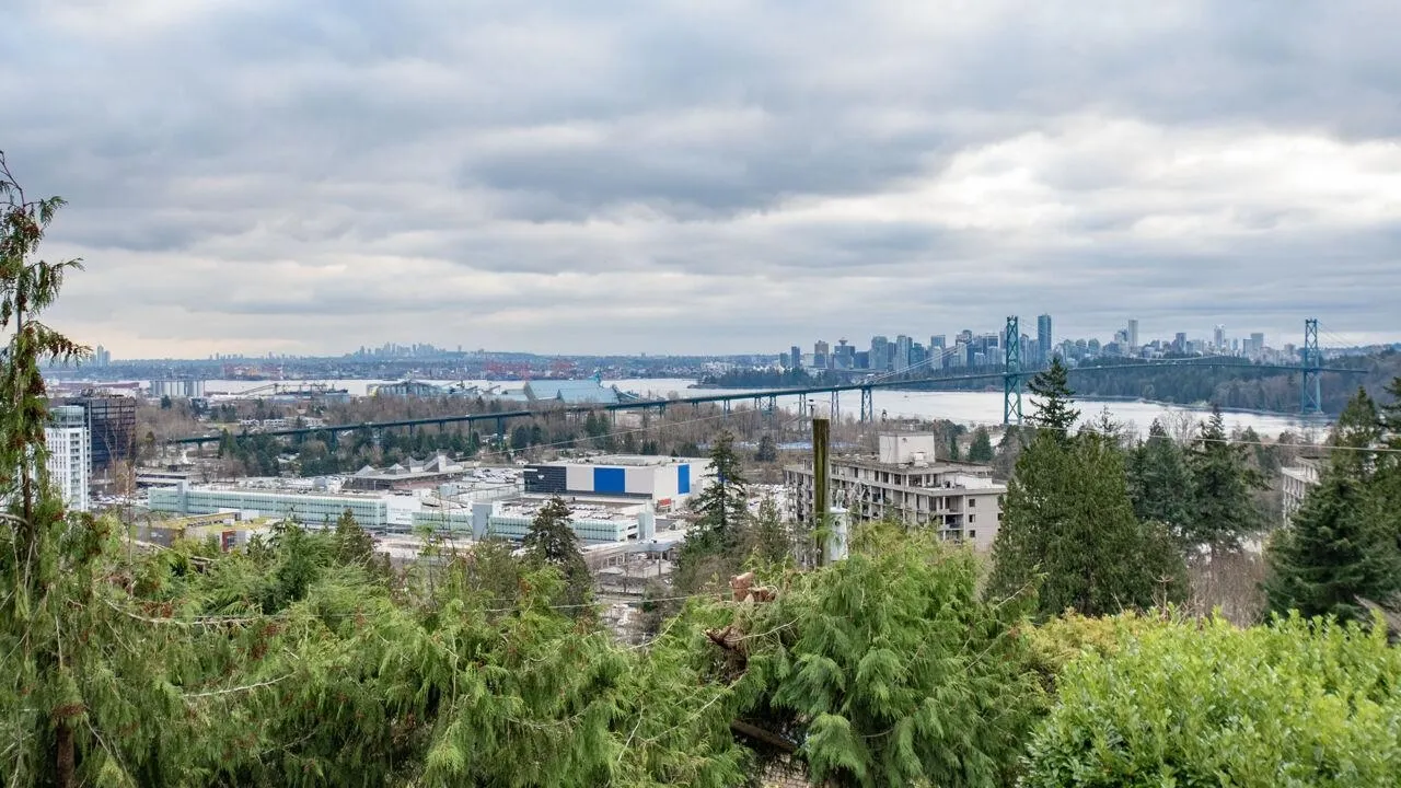 986 Esquimalt Avenue
