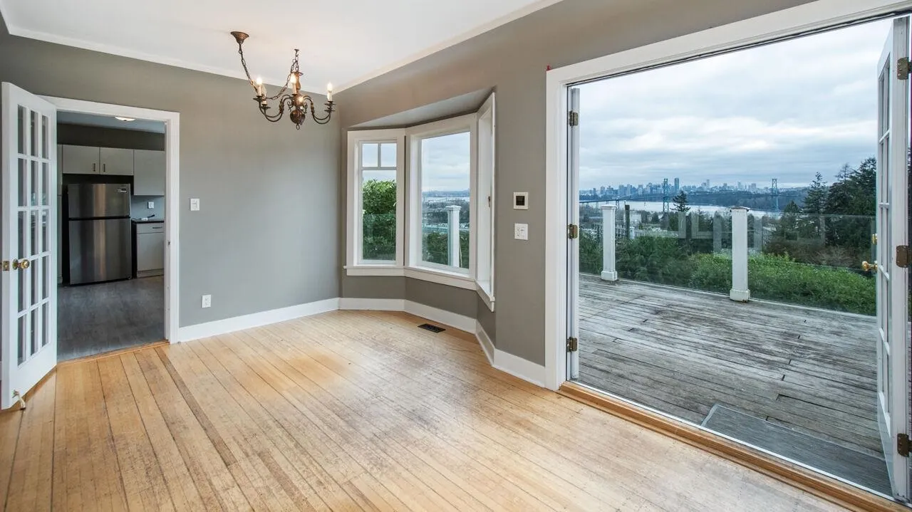 986 Esquimalt Avenue