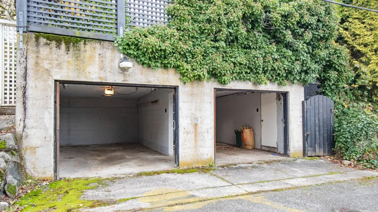 986 Esquimalt Avenue