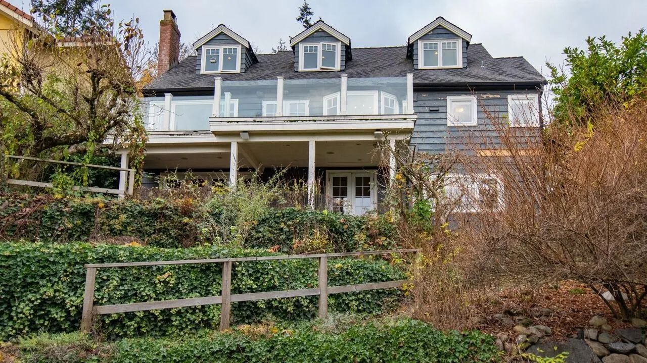 986 Esquimalt Avenue