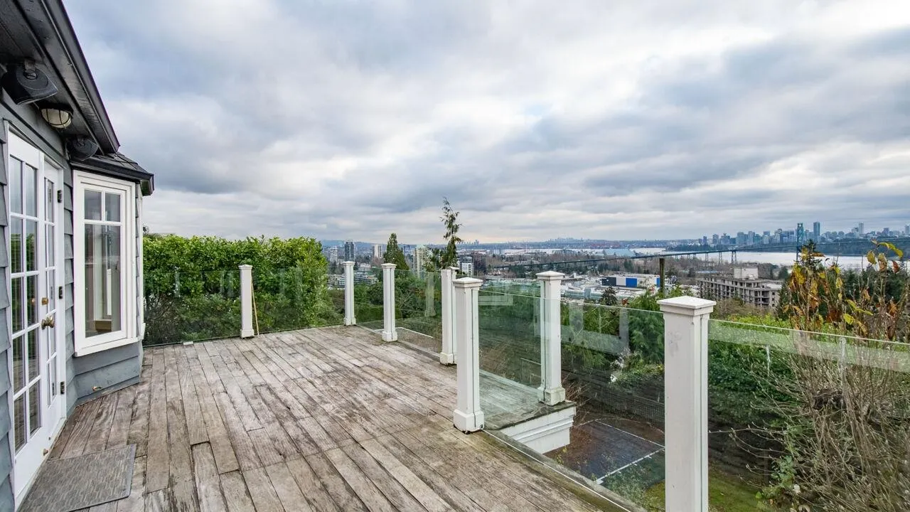 986 Esquimalt Avenue