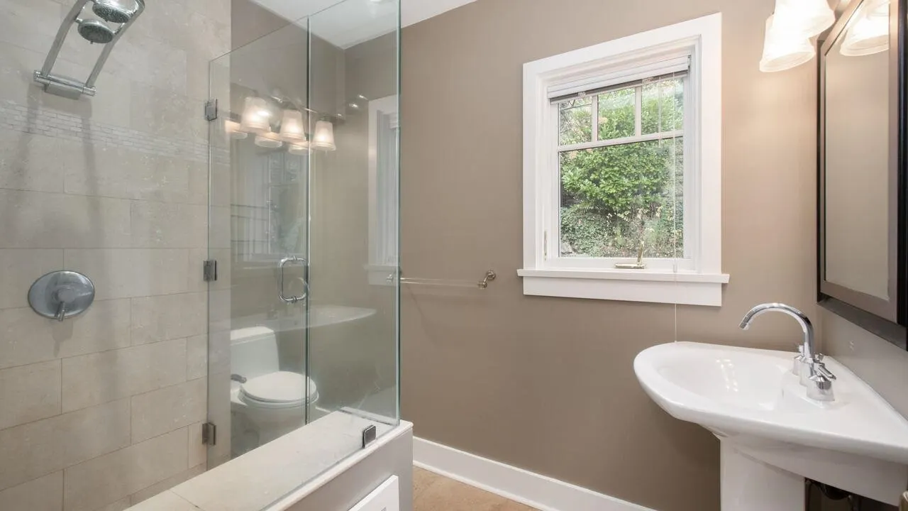 986 Esquimalt Avenue