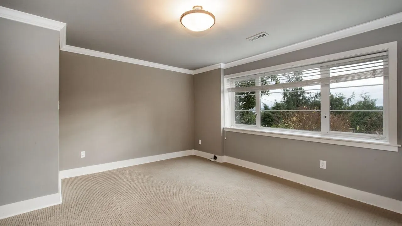 986 Esquimalt Avenue