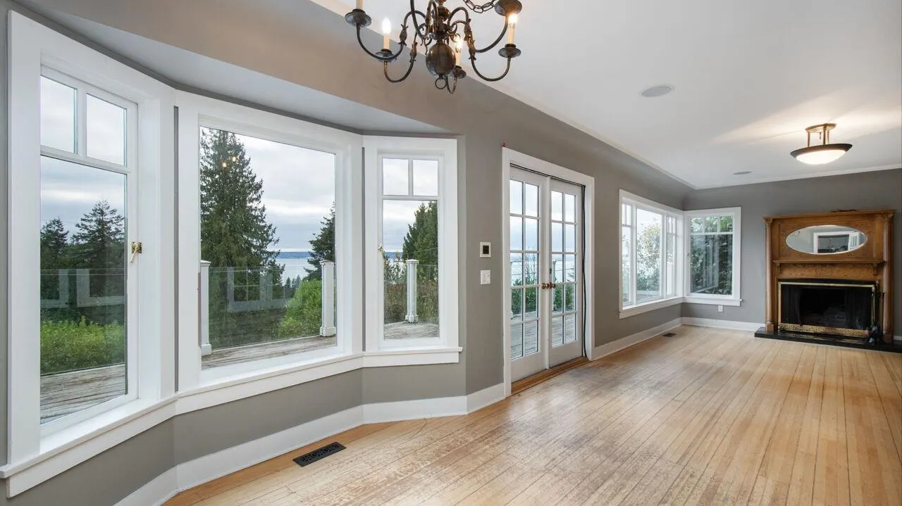 986 Esquimalt Avenue