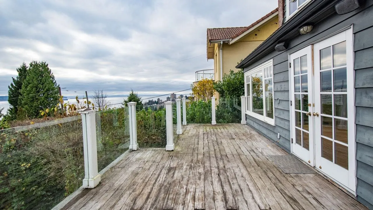 986 Esquimalt Avenue