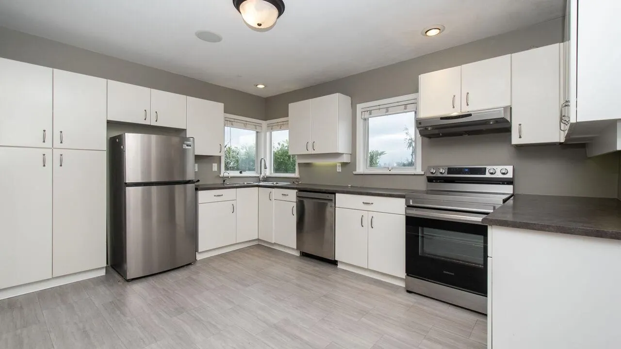 986 Esquimalt Avenue