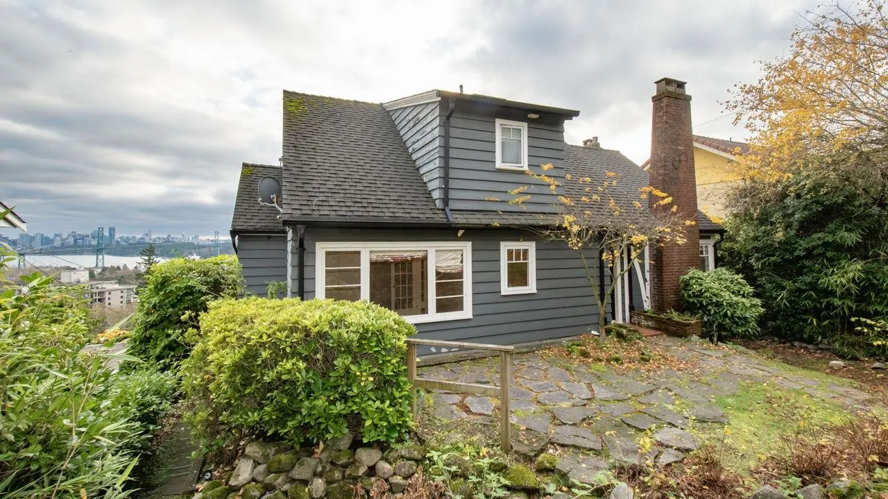 986 Esquimalt Avenue