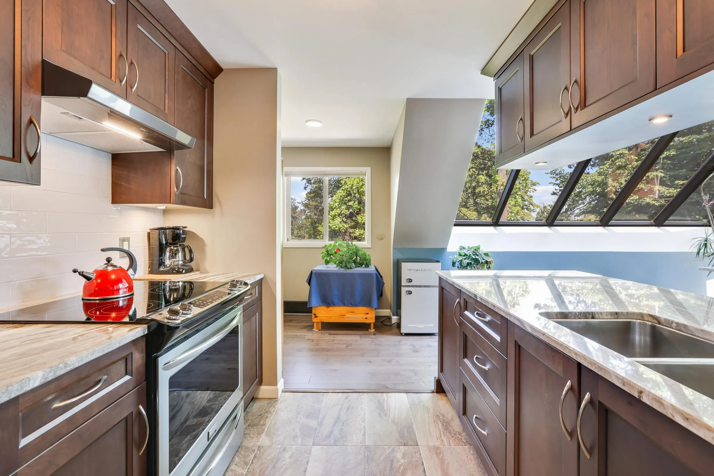 3 3980 Canada Way
