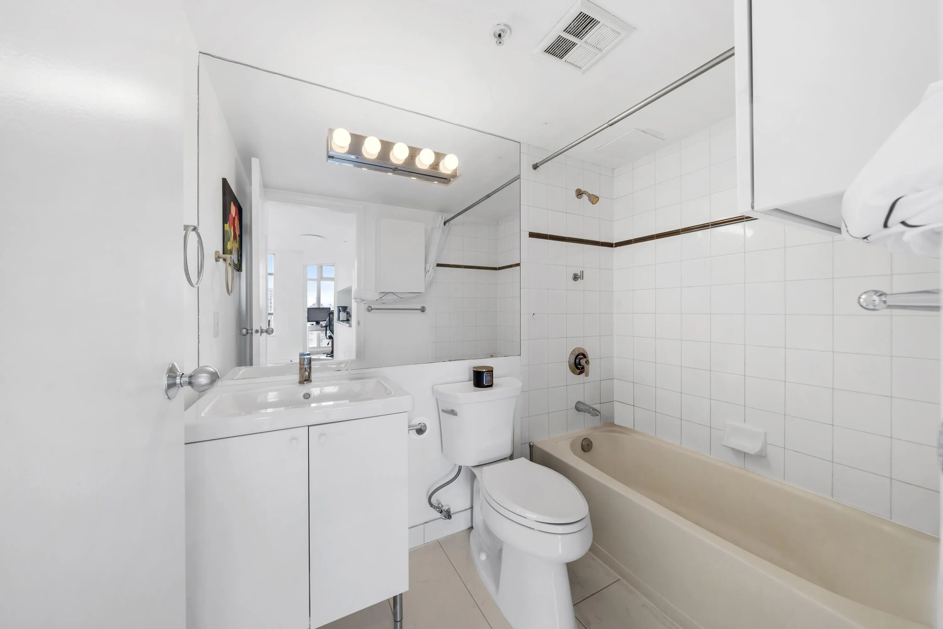 1709 438 Seymour Street