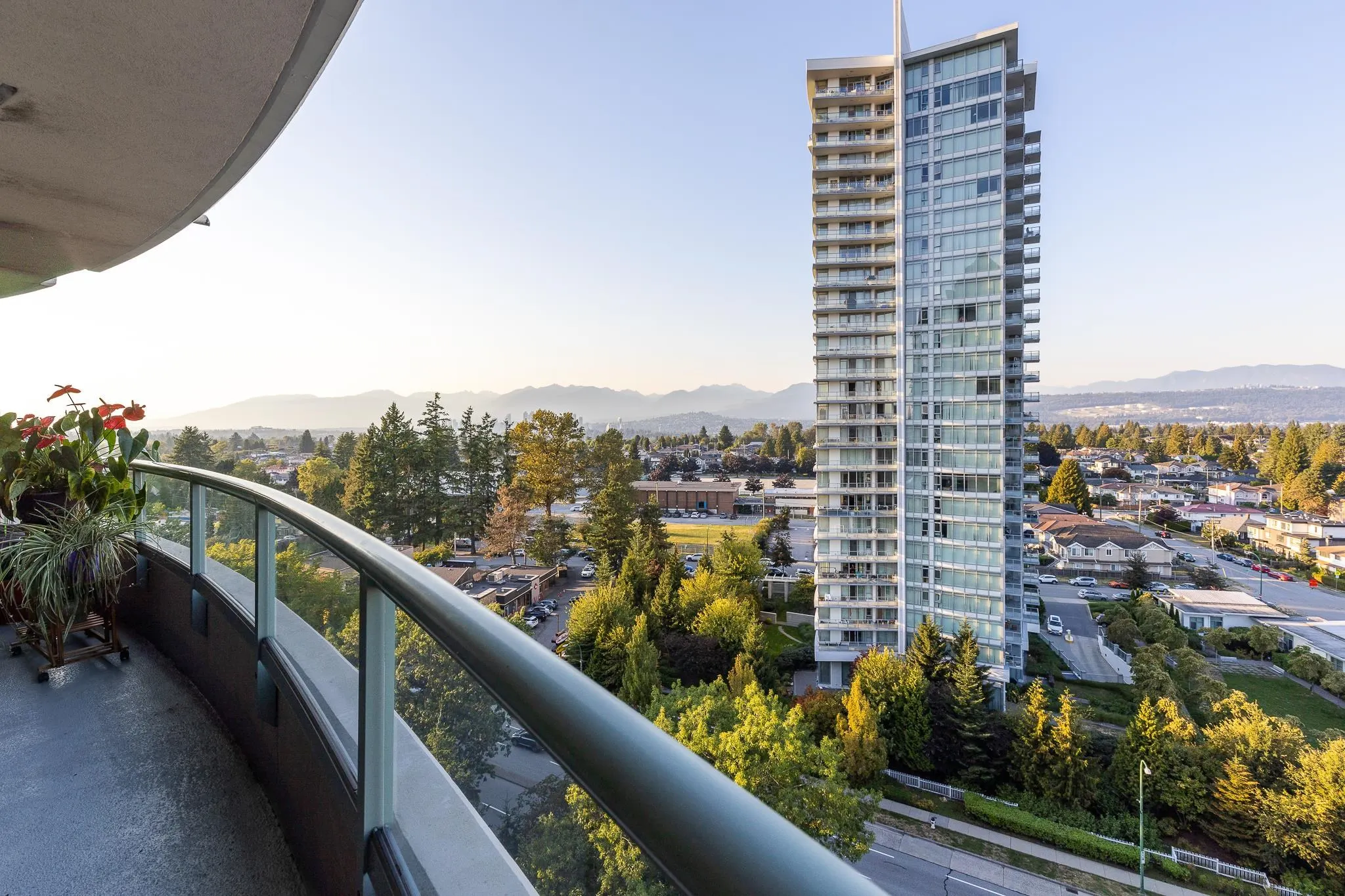 1401 6659 Southoaks Crescent
