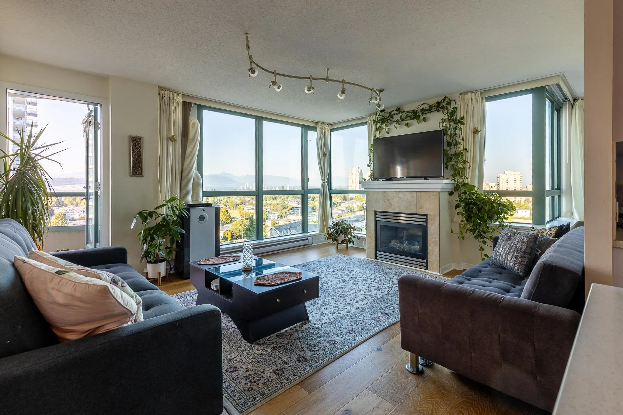 1401 6659 Southoaks Crescent