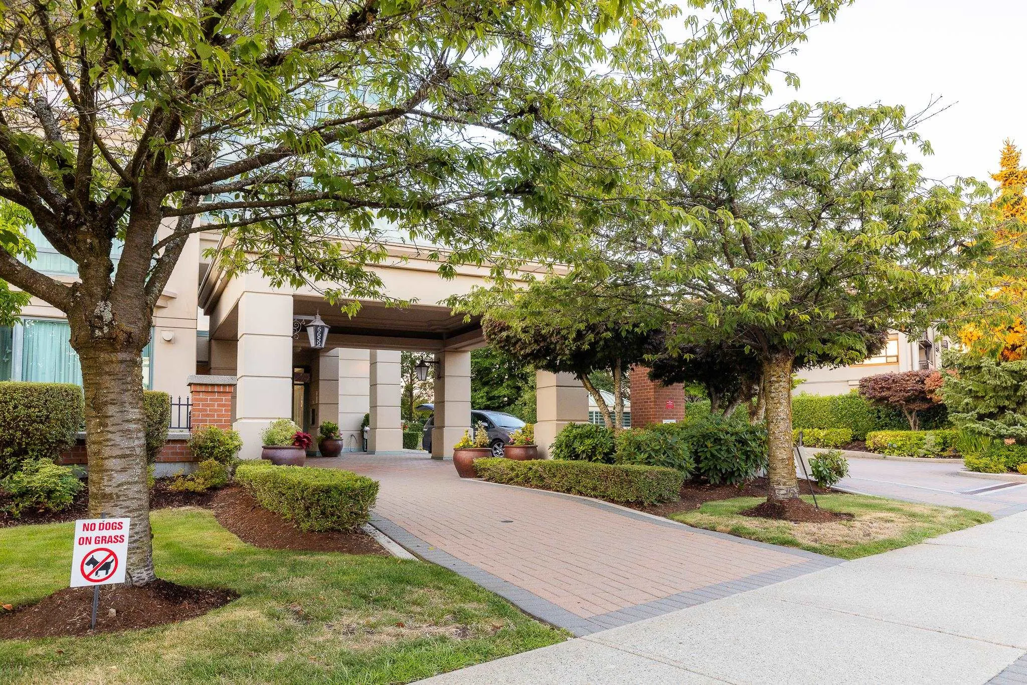 1401 6659 Southoaks Crescent