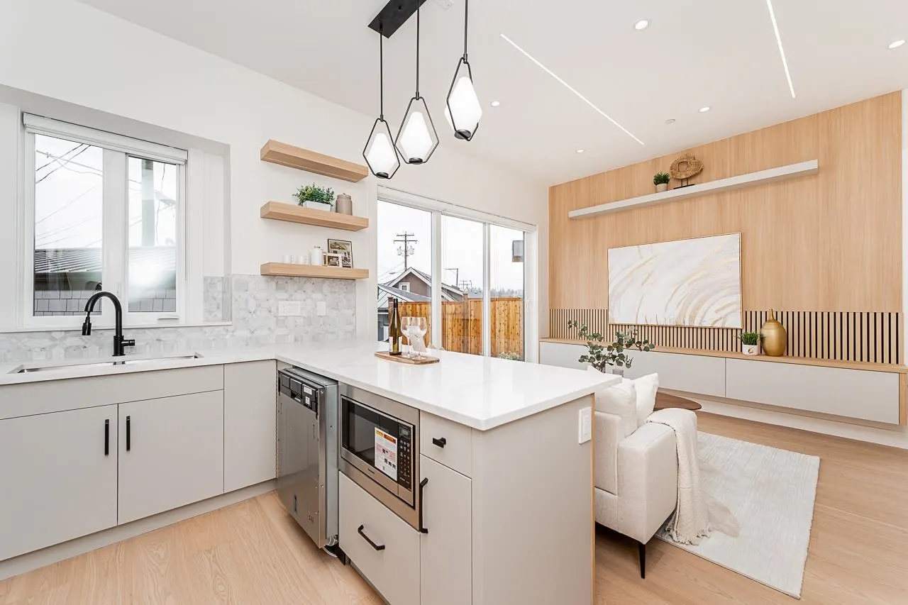 1 2837 Oliver Crescent