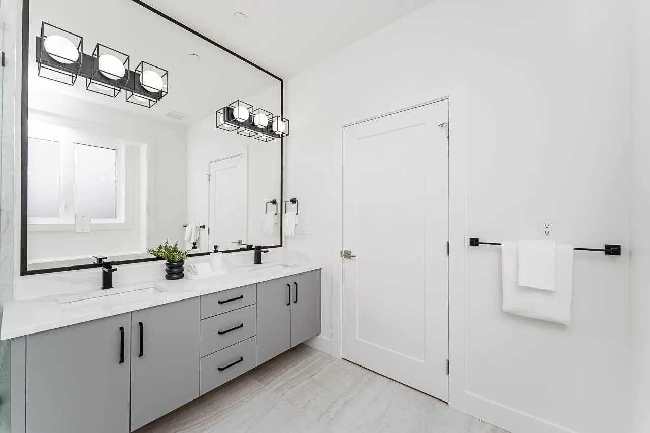 1 2837 Oliver Crescent