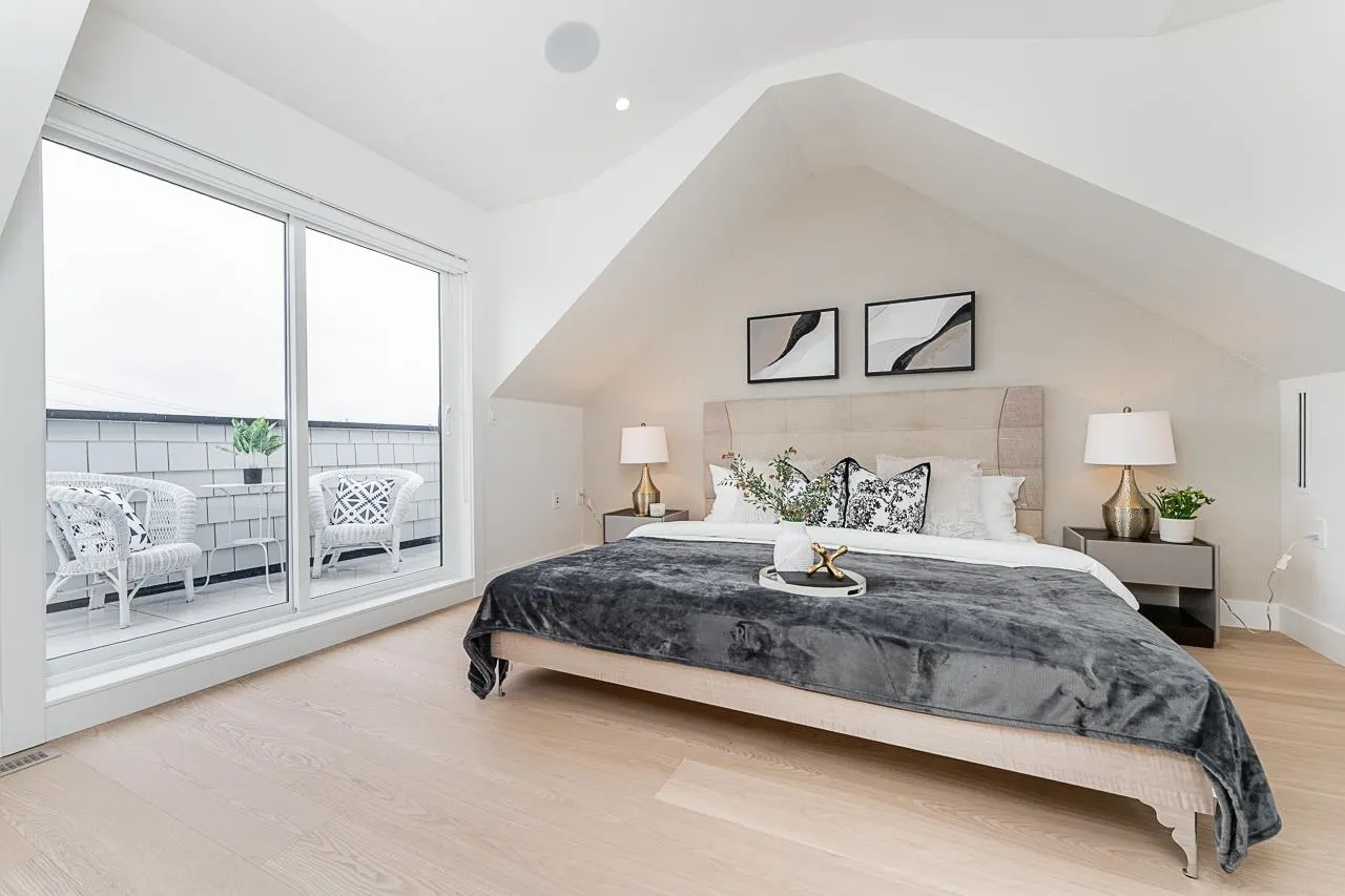 1 2837 Oliver Crescent