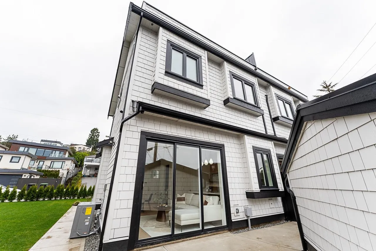 1 2837 Oliver Crescent