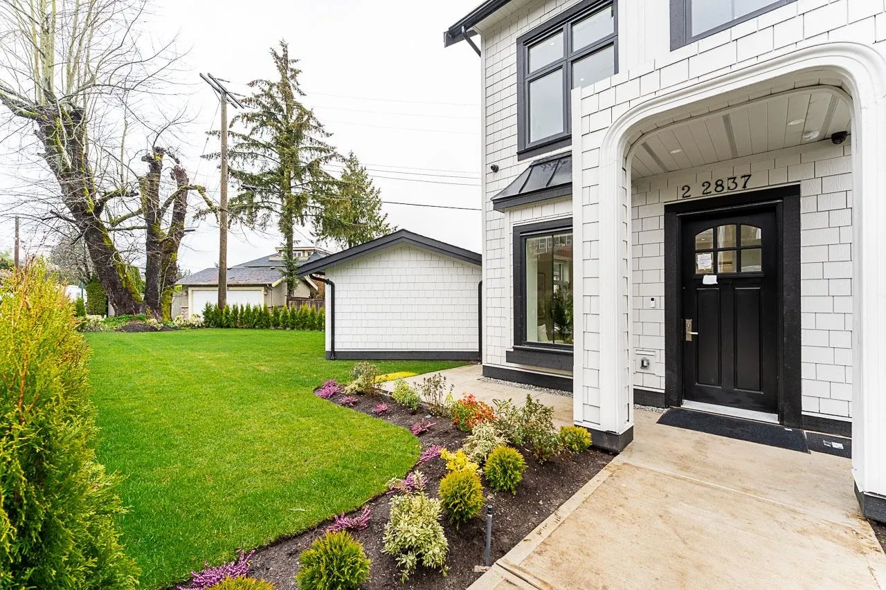 2 2837 Oliver Crescent