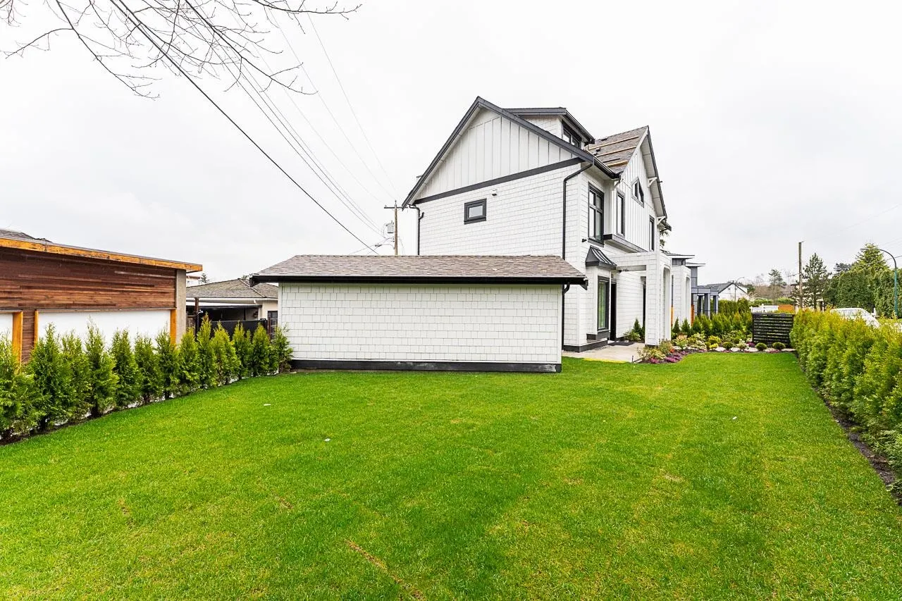 2 2837 Oliver Crescent