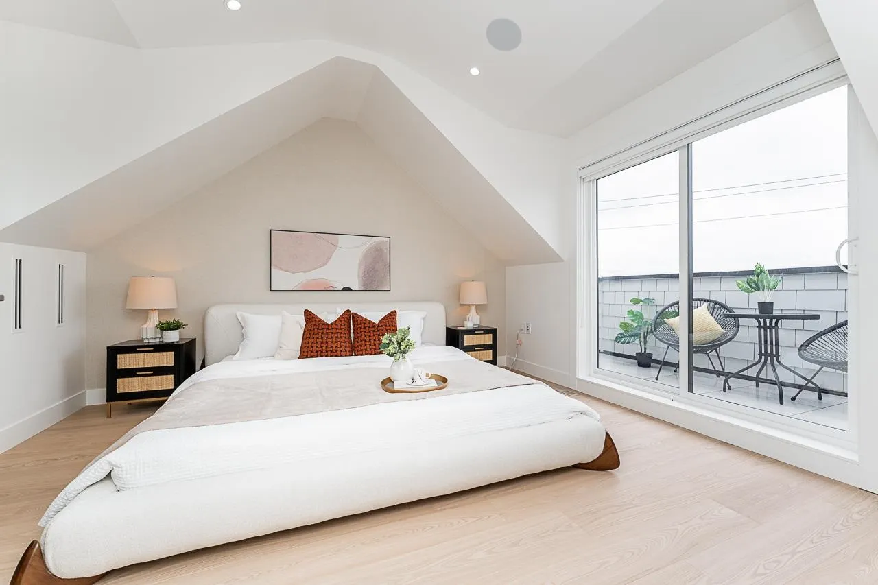 2 2837 Oliver Crescent