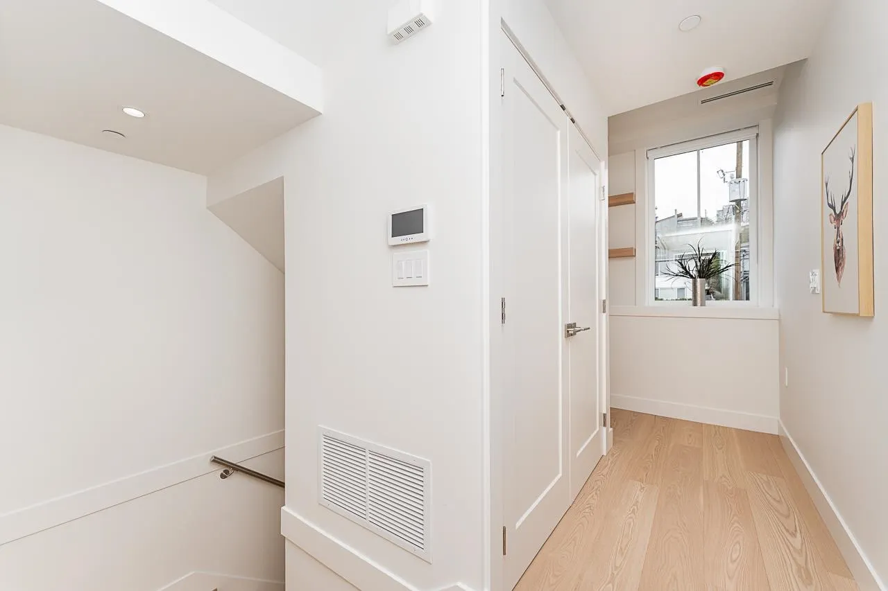 2 2837 Oliver Crescent