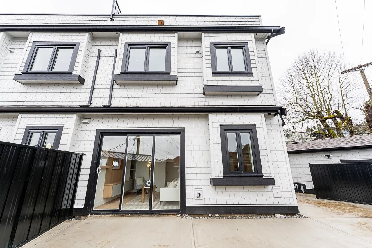 2 2837 Oliver Crescent