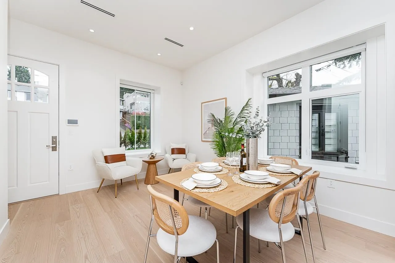 2 2837 Oliver Crescent